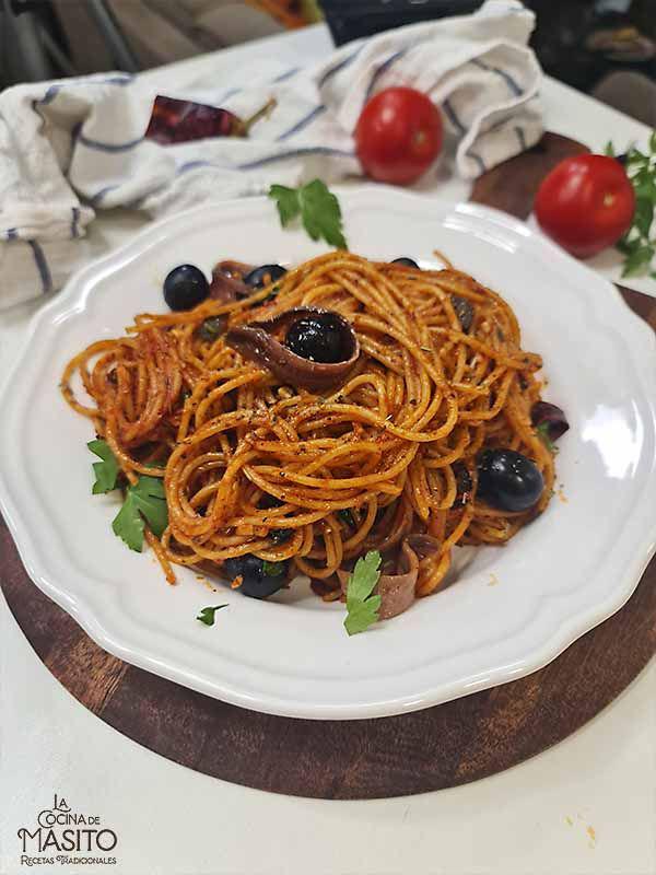 Espaguetis alla puttanesca o espaguetis a la putanesca, una receta tradicional italiana deliciosa