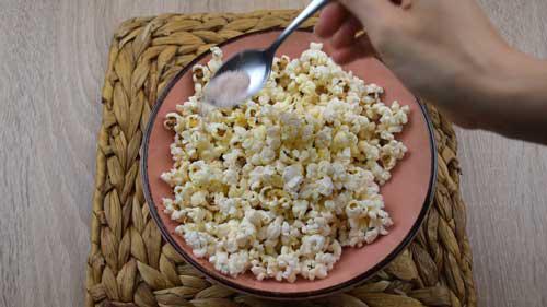 agregar sal a las palomitas caseras recien hechas