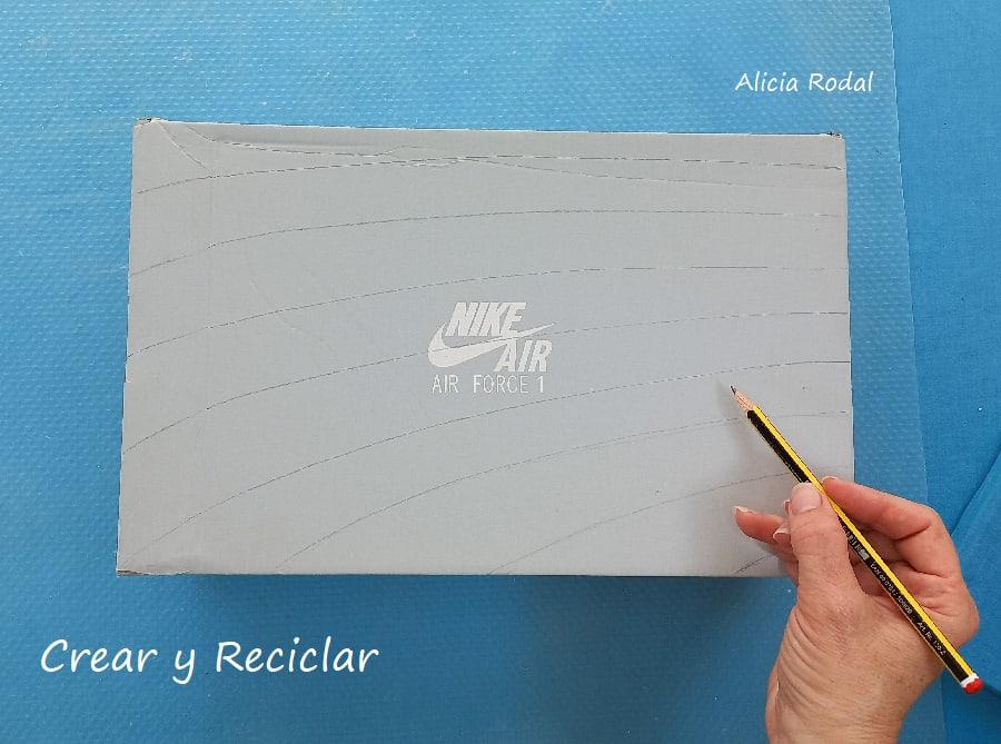 En este tutorial aprenderás una técnica sencilla de como forrar o decorar cajas de cartón con la técnica collage, de una forma fácil, con un nivel básico, para principiantes. Además, lo haremos con papel de revistas, catálogos, folletos o periódico de colores. Diy