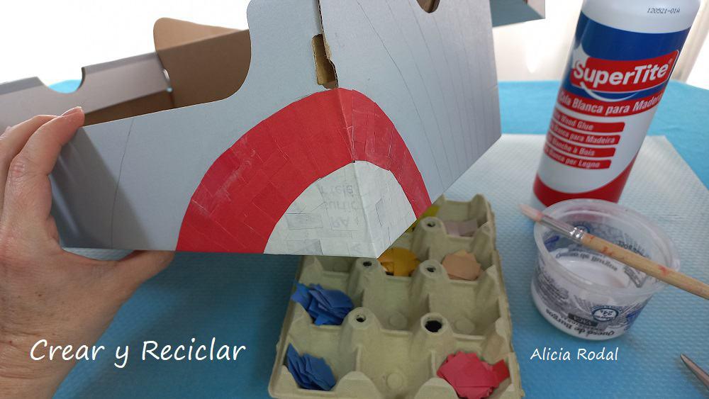 En este tutorial aprenderás una técnica sencilla de como forrar o decorar cajas de cartón con la técnica collage, de una forma fácil, con un nivel básico, para principiantes. Además, lo haremos con papel de revistas, catálogos, folletos o periódico de colores. Diy