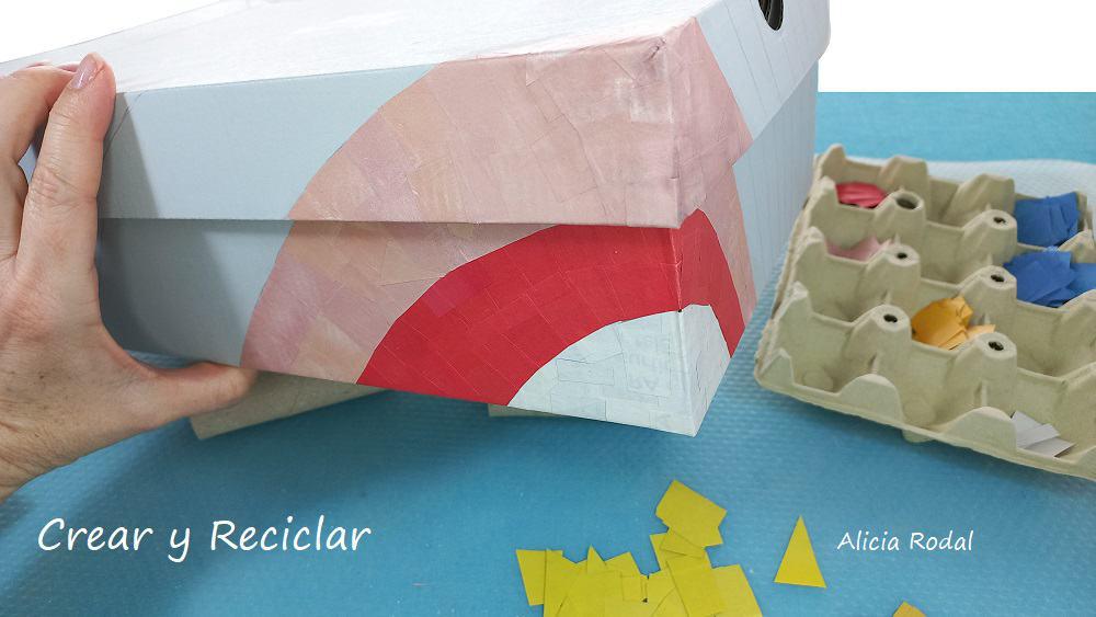 En este tutorial aprenderás una técnica sencilla de como forrar o decorar cajas de cartón con la técnica collage, de una forma fácil, con un nivel básico, para principiantes. Además, lo haremos con papel de revistas, catálogos, folletos o periódico de colores. Diy