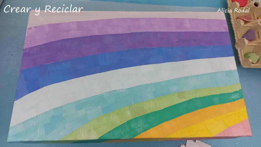 En este tutorial aprenderás una técnica sencilla de como forrar o decorar cajas de cartón con la técnica collage, de una forma fácil, con un nivel básico, para principiantes. Además, lo haremos con papel de revistas, catálogos, folletos o periódico de colores. Diy