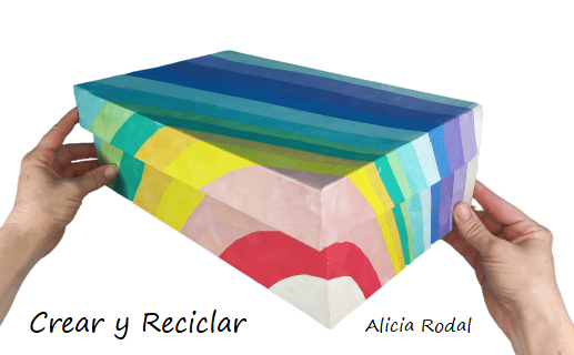 En este tutorial aprenderás una técnica sencilla de como forrar o decorar cajas de cartón con la técnica collage, de una forma fácil, con un nivel básico, para principiantes. Además, lo haremos con papel de revistas, catálogos, folletos o periódico de colores. Diy
