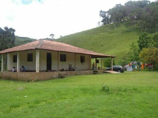 Casas rústicas pequeñas en la sierra