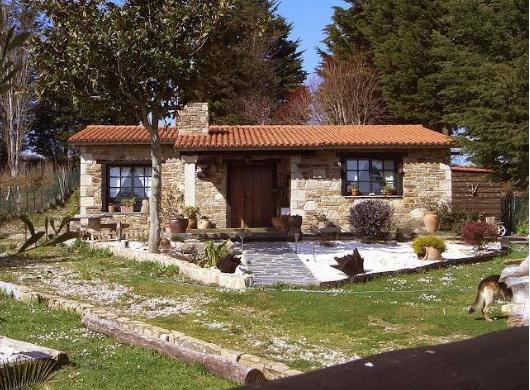 Casas rústicas pequeñas en la sierra