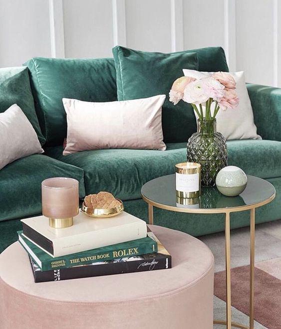 Sofá de terciopelo verde.