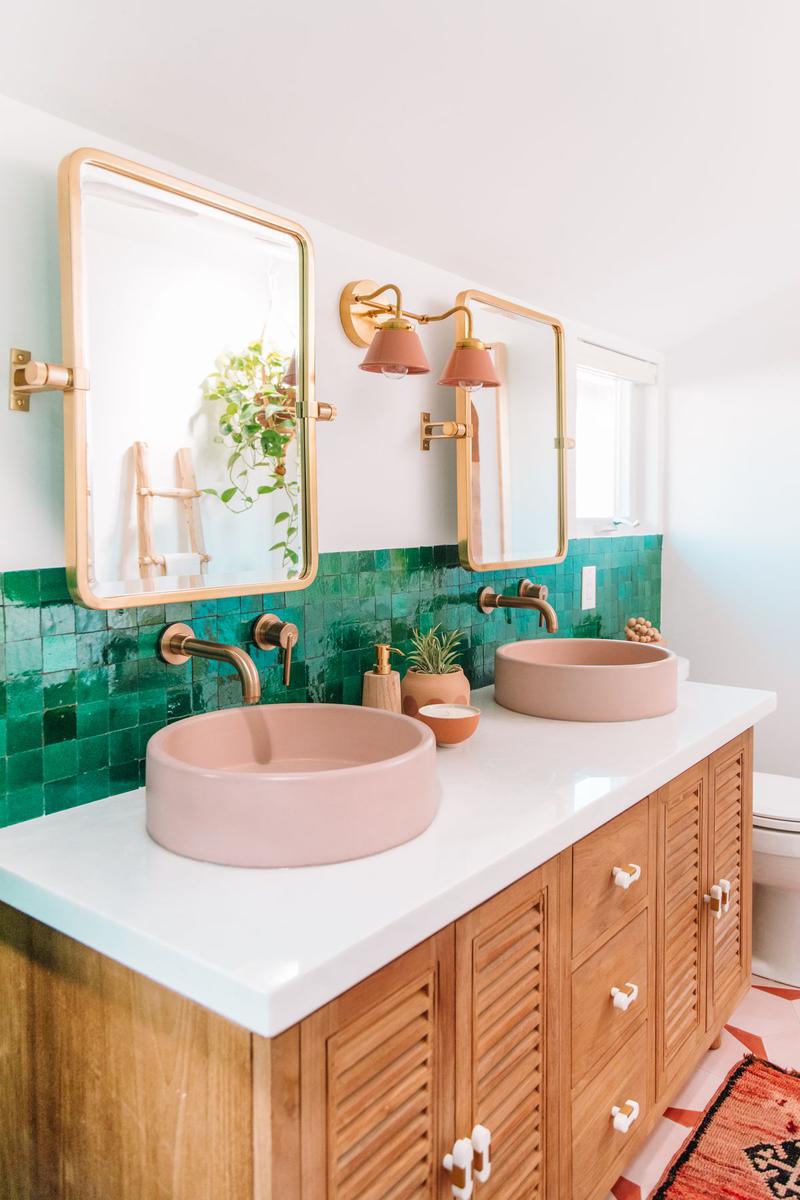 Baños en rosa y verde.