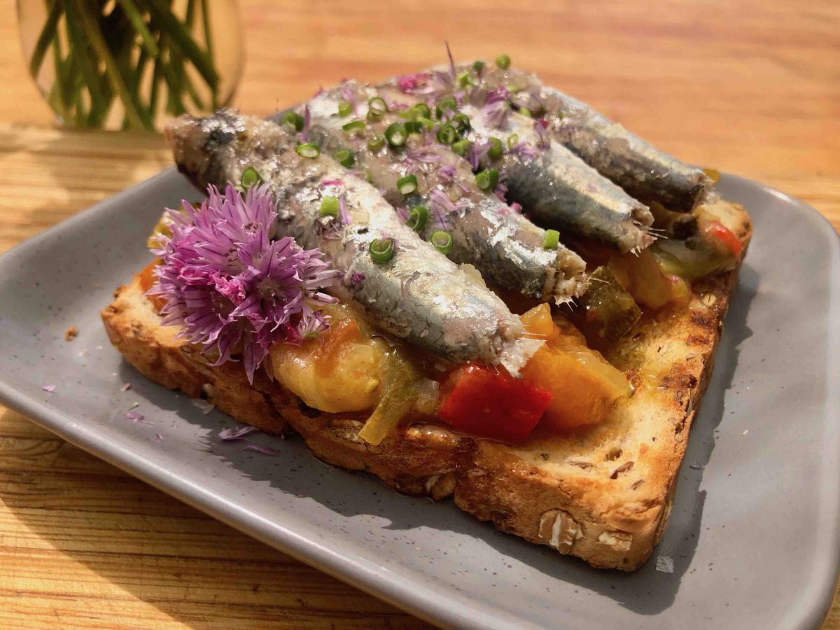 TOSTA DE SARDINAS CON PISTO