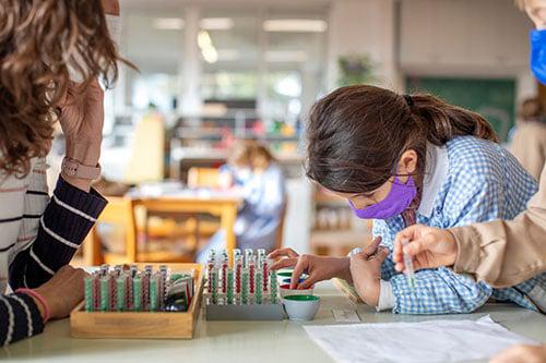 niña primaria escuela Montessori