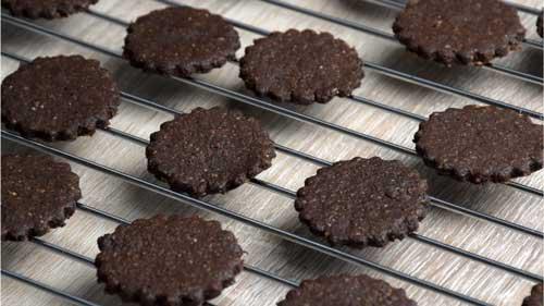 enfriar en rejilla las galletas oreo caseras saludables