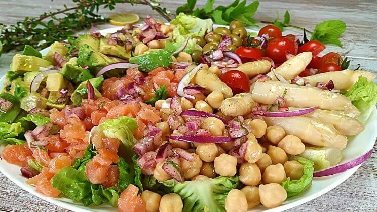 Ensalada de garbanzos y salmón