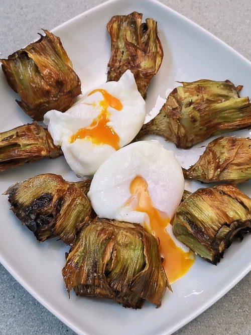 Alcachofas con huevo poché