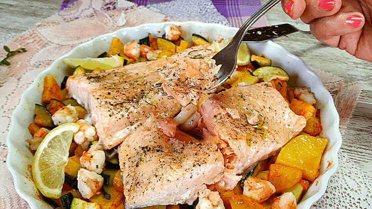 Salmón con patatas y calabacin