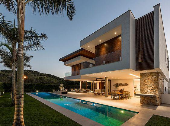 Ejemplos de fachadas grandes y modernas