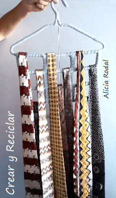 Sabias que hay maneras super fáciles de reutilizar los rollos de cartón del papel higiénico. Te enseño 15 ejemplos diferentes de ideas de reciclaje creativo. DIY