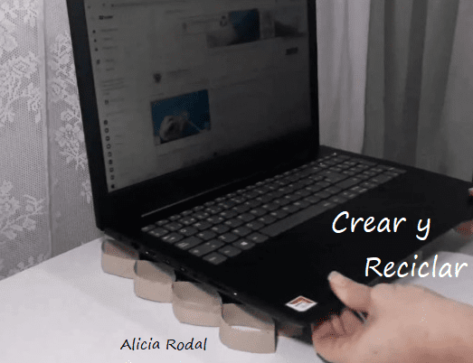 Sabias que hay maneras super fáciles de reutilizar los rollos de cartón del papel higiénico. Te enseño 15 ejemplos diferentes de ideas de reciclaje creativo. DIY