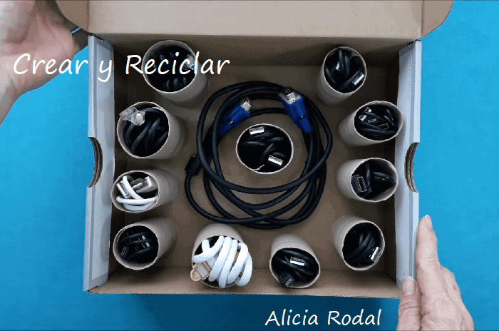 Sabias que hay maneras super fáciles de reutilizar los rollos de cartón del papel higiénico. Te enseño 15 ejemplos diferentes de ideas de reciclaje creativo. DIY