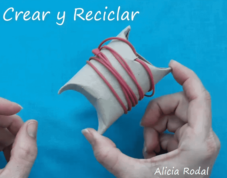 Sabias que hay maneras super fáciles de reutilizar los rollos de cartón del papel higiénico. Te enseño 15 ejemplos diferentes de ideas de reciclaje creativo. DIY