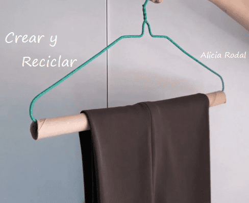 Sabias que hay maneras super fáciles de reutilizar los rollos de cartón del papel higiénico. Te enseño 15 ejemplos diferentes de ideas de reciclaje creativo. DIY