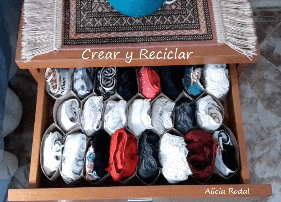 Sabias que hay maneras super fáciles de reutilizar los rollos de cartón del papel higiénico. Te enseño 15 ejemplos diferentes de ideas de reciclaje creativo. DIY