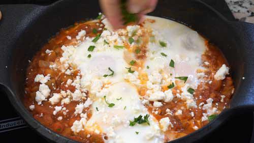 agregar perejil fresco picado al shakshuka