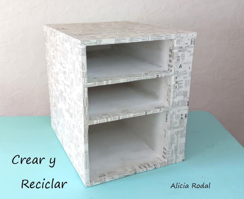 En este tutorial te enseño lo fácil que es hacer tus propios muebles de cartón a medida. En esta oportunidad vas a aprender como se hace un mueble, cajonera para el armario de 3 cajones, casi gratis, ya que lo haremos de cartón y otros materiales reciclados. Diy