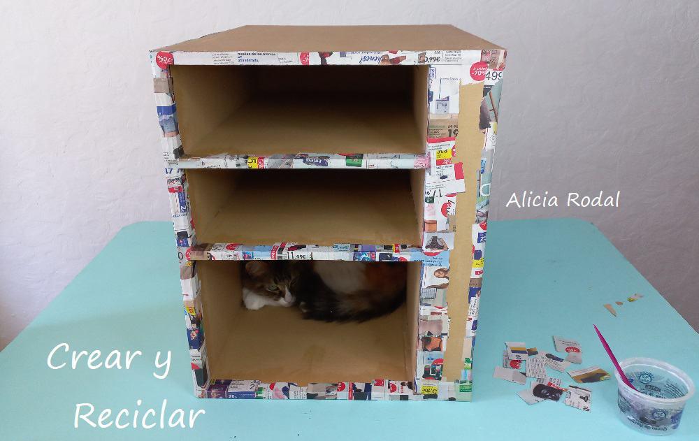 En este tutorial te enseño lo fácil que es hacer tus propios muebles de cartón a medida. En esta oportunidad vas a aprender como se hace un mueble, cajonera para el armario de 3 cajones, casi gratis, ya que lo haremos de cartón y otros materiales reciclados. Diy