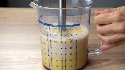 batir ingredientes para el flan de huevo al microondas