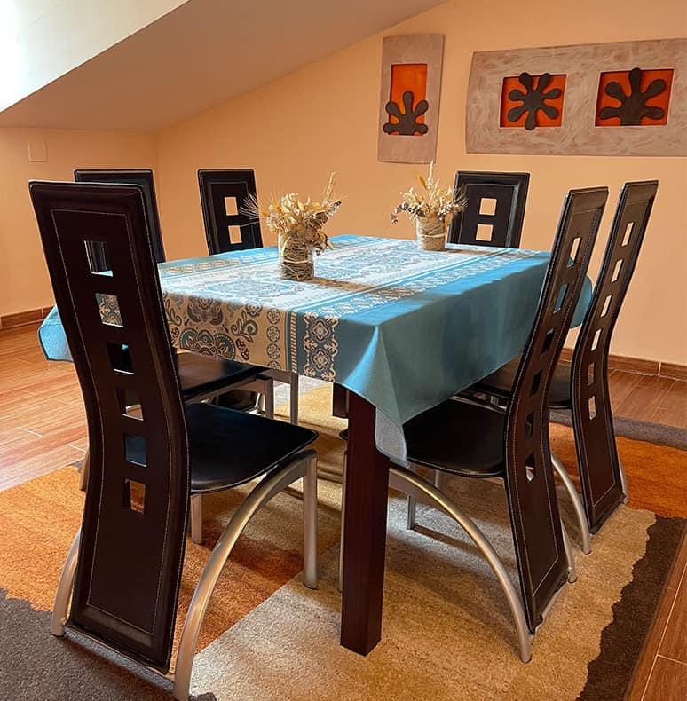 Si hablamos de ropa de mesa o de cocina en general, debemos hablar de manteles, servilletas, etc incluso no nos podemos olvidar del delantal y los paños de cocina. Como defensora del cuidado de nuestro planeta y del medio ambiente, me gusta siempre optar por manteles y servilletas de tela, por supuesto, nunca desechable o de un solo uso.