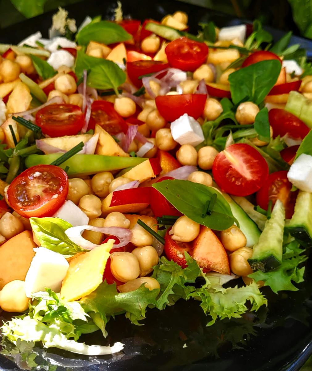 Ensalada con garbanzos y vegetales
