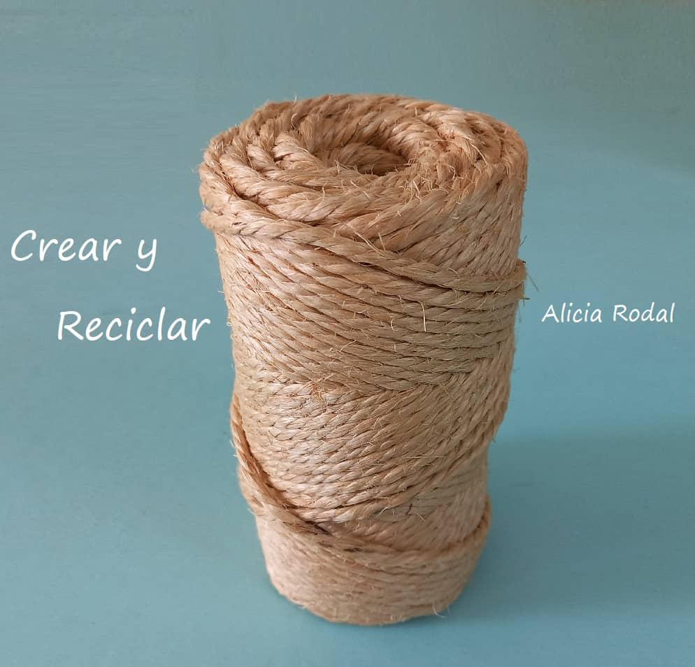 Seguro que si tienes un rascador para gatos desde hace años, estará tan desgastado como el mío. En este tutorial te enseño como puedes arreglarlo tú mismo, fácil, rápido y quedará como nuevo.