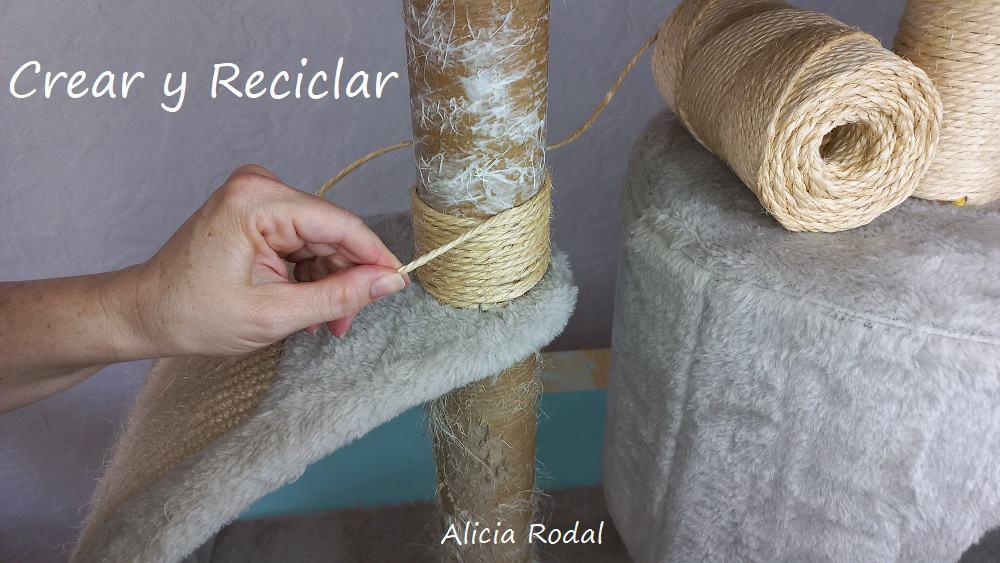 Seguro que si tienes un rascador para gatos desde hace años, estará tan desgastado como el mío. En este tutorial te enseño como puedes arreglarlo tú mismo, fácil, rápido y quedará como nuevo.