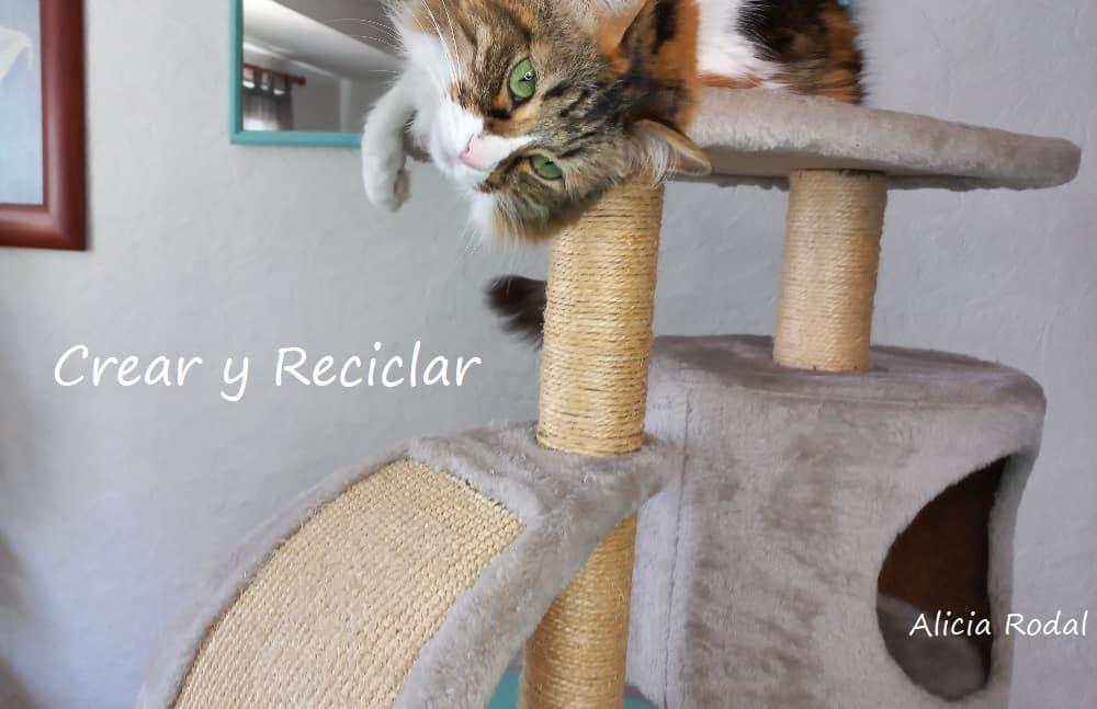 Seguro que si tienes un rascador para gatos desde hace años, estará tan desgastado como el mío. En este tutorial te enseño como puedes arreglarlo tú mismo, fácil, rápido y quedará como nuevo.