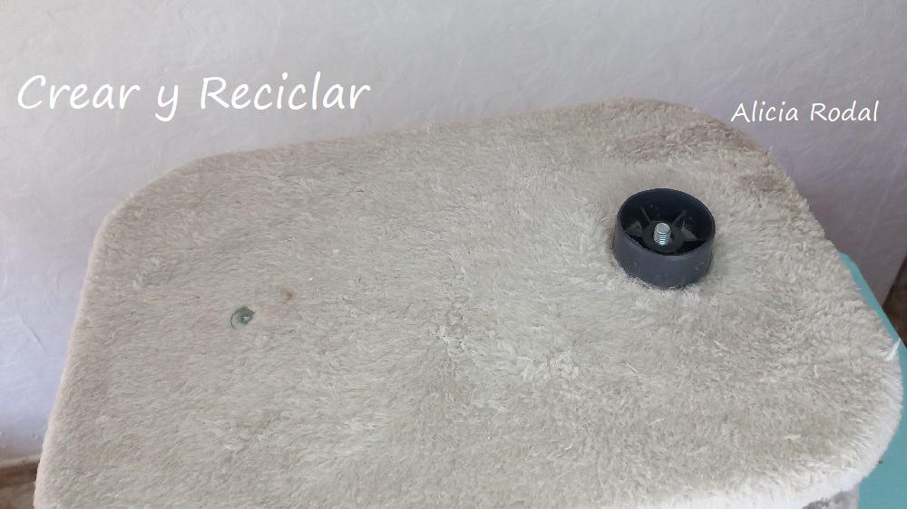 Seguro que si tienes un rascador para gatos desde hace años, estará tan desgastado como el mío. En este tutorial te enseño como puedes arreglarlo tú mismo, fácil, rápido y quedará como nuevo.