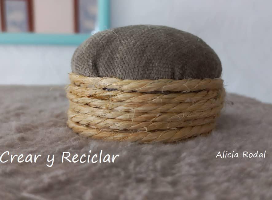 Seguro que si tienes un rascador para gatos desde hace años, estará tan desgastado como el mío. En este tutorial te enseño como puedes arreglarlo tú mismo, fácil, rápido y quedará como nuevo.