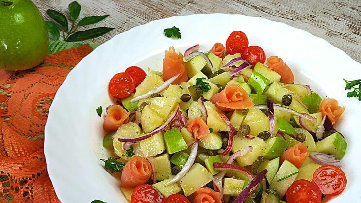 Ensalada de patata con rosas de salmón