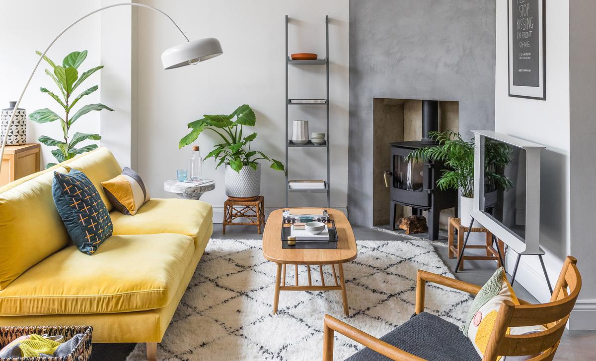 Ideas para decorar el salón con un sofá amarillo | Decoración