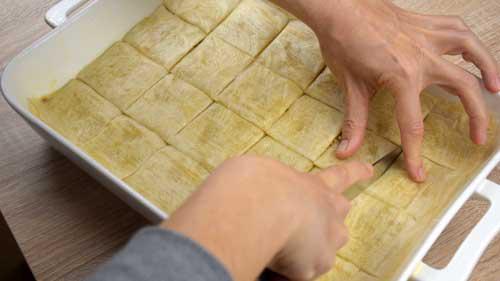 cortar baklava de pistachos y nueces