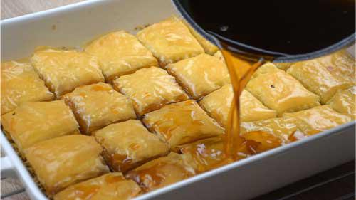 echar almibar sobre baklava de pistachos y nueces