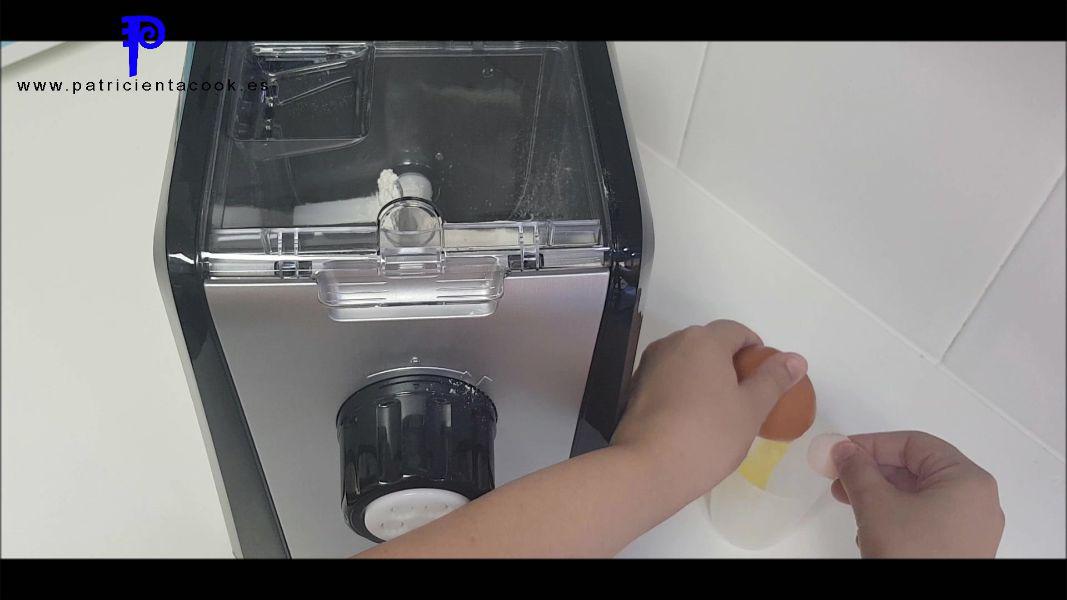 Pasta al huevo casera para macarrones con máquina silvercrest de Lidl. Patricienta Cook.