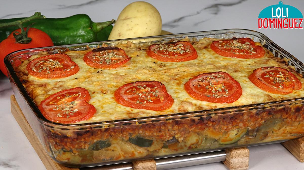 PASTEL DE CARNE CON PATATAS Y VERDURAS. Una receta deliciosa que cunde mucho y que hará las delicias de toda la familia, quedan unas patatas y verduras tiernas y jugosas y la mezcla de carne picada con el queso por encima le da un sabor especial