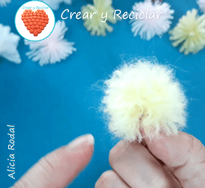 Cómo hacer pompones de lana con distintas técnicas, fácil y rápido. En este tutorial te muestro lo sencillo que es hacer lindos pompones para decorar lo que quieras. Aprende de una manera práctica cómo hacer pompones, pequeños, medianos y grandes.
