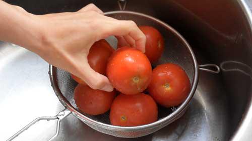 limpiar los tomates para el salmorejo de pan