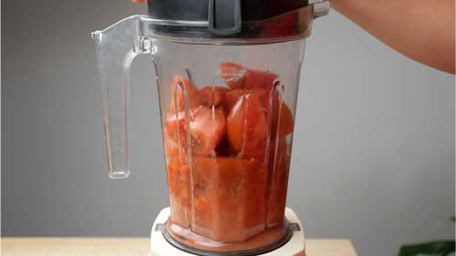 triturar los tomates para el salmorejo de pan