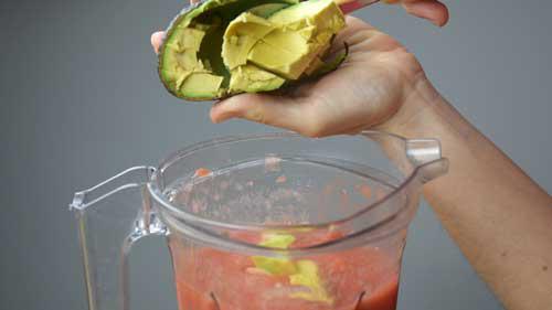 agregar el tomate para el salmorejo sin pan