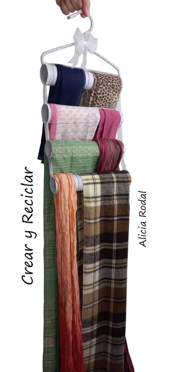 En este tutorial te enseño 3 ideas diferentes que puedes hacer con el tubo o rollo de cartón del papel de cocina y baño, y con retazos o trozos de telas de ropa vieja. Estas simples ideas sirven para hacer cosas prácticas y útiles como estos preciosos organizadores.