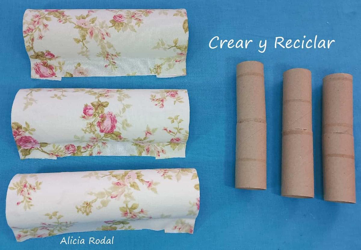 En este tutorial te enseño 3 ideas diferentes que puedes hacer con el tubo o rollo de cartón del papel de cocina y baño, y con retazos o trozos de telas de ropa vieja. Estas simples ideas sirven para hacer cosas prácticas y útiles como estos preciosos organizadores.