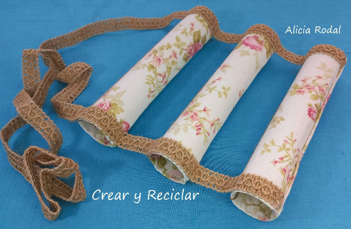 En este tutorial te enseño 3 ideas diferentes que puedes hacer con el tubo o rollo de cartón del papel de cocina y baño, y con retazos o trozos de telas de ropa vieja. Estas simples ideas sirven para hacer cosas prácticas y útiles como estos preciosos organizadores.