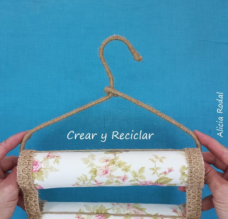 En este tutorial te enseño 3 ideas diferentes que puedes hacer con el tubo o rollo de cartón del papel de cocina y baño, y con retazos o trozos de telas de ropa vieja. Estas simples ideas sirven para hacer cosas prácticas y útiles como estos preciosos organizadores.