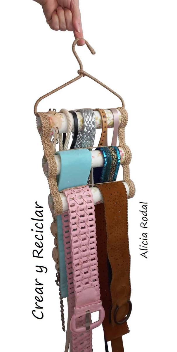 En este tutorial te enseño 3 ideas diferentes que puedes hacer con el tubo o rollo de cartón del papel de cocina y baño, y con retazos o trozos de telas de ropa vieja. Estas simples ideas sirven para hacer cosas prácticas y útiles como estos preciosos organizadores.